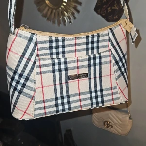 Burr....berry väska  - Burr.....berry väska i rutigt monogram och silver detaljer 