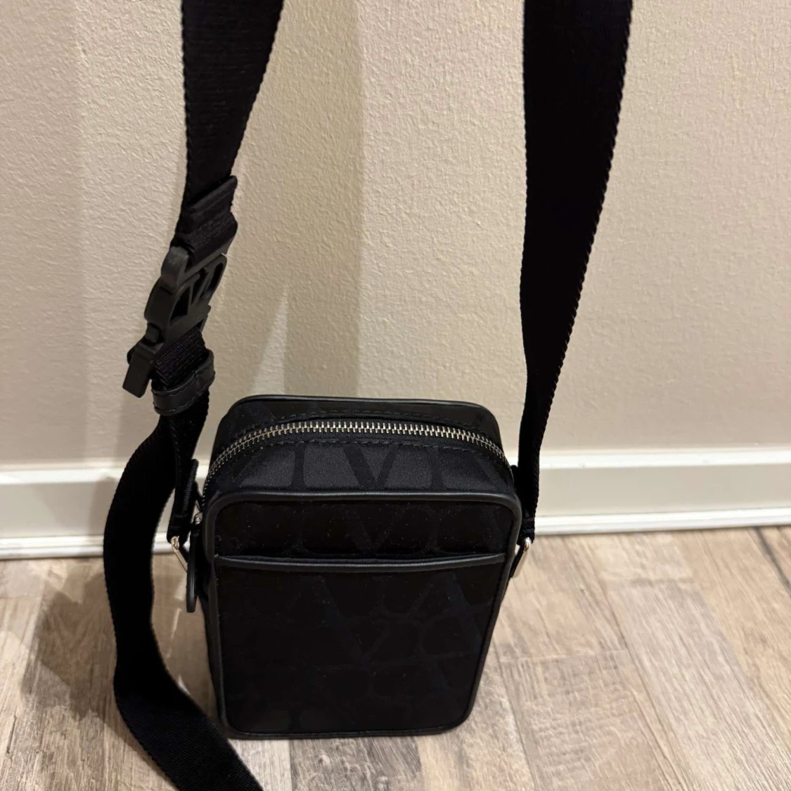 Svart axelväska från Valentino (Kan bytas) - 1