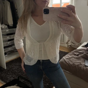 Vit stickad kofta med knyt - Säljer en söt vit stickad kofta med trekvartsärm.🤍🤍🤍🤍vet dock inte vart den är ifrån