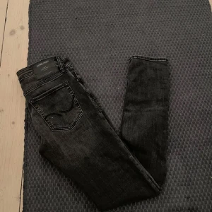 Svarta jeans från Jack & Jones - 2X jeans.
