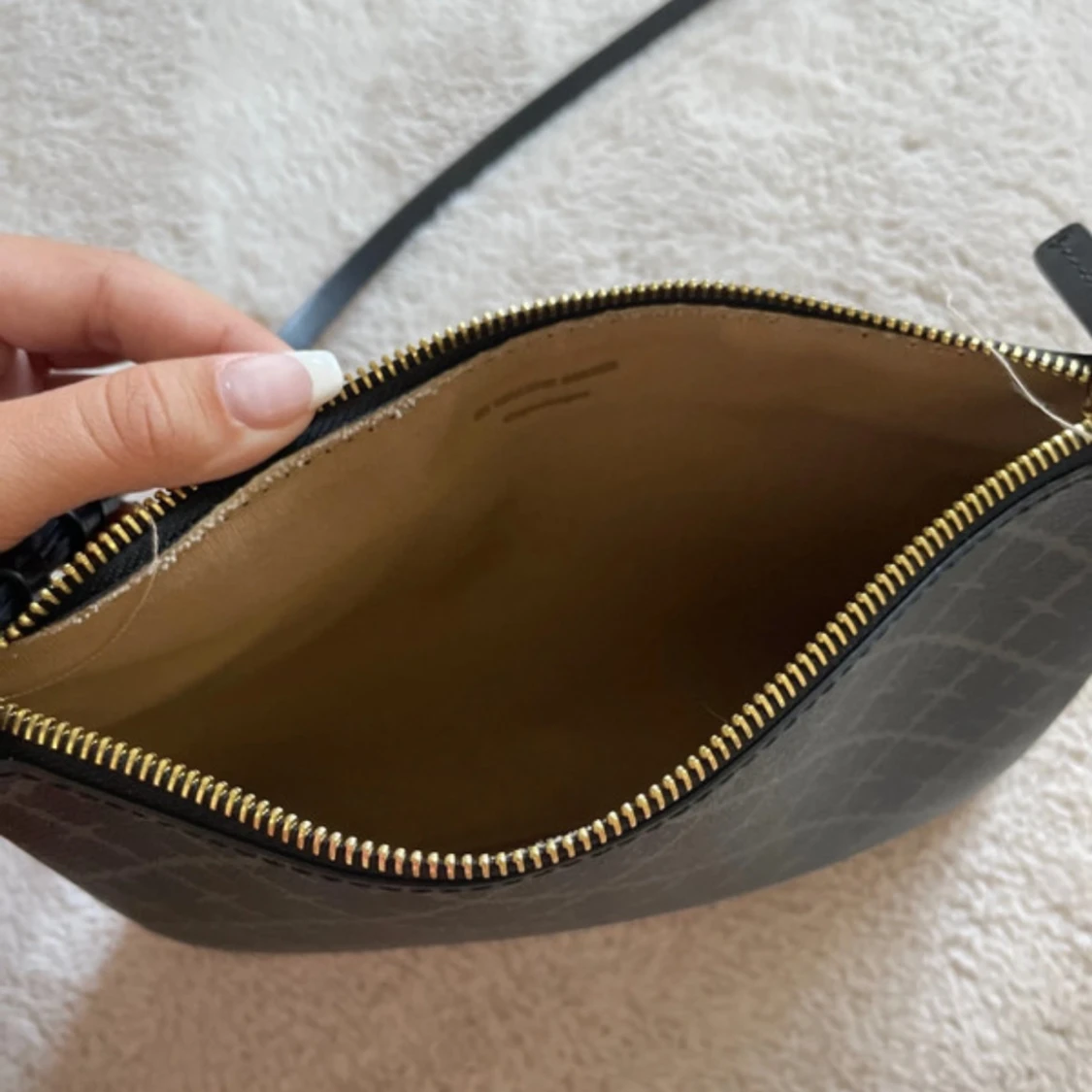 Svart axelväska med rutigt mönster - 1