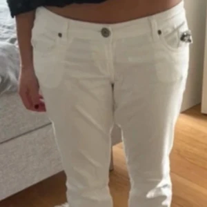 Vita jeans - Snygga vita jeans som jag säljer då de tyvärr var för stora för mig. Finns fler bilder om det önskas. Priset går att diskuteras❣️