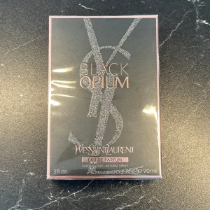 Yves Saint Laurent Black Opium EdP 90ml - Parfym inspirerad av Yves Saint Laurent Black Opium EdP 90 ml – helt ny & oöppnad! ✨ Sensuell & djärv med inslag av vanilj, kaffe, apelsinblomma & cederträ. En beroendeframkallande doft till ett bättre pris – perfekt som gåva eller till dig själv.  💸 Pris: 729 kr ⚠️ Kan diskuteras vid snabb affär! 🤝