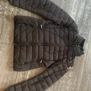 Svart dunjacka från Parajumpers - Snygg svart dunjacka från Parajumpers. Jätte fint skick och använd varsamt. Pris kan diskuteras!!