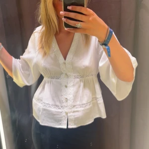 Vit blus  - Säljer nu denna fina blusen, v ringad och går även att knäppa upp då det finns knappar💞Har nästan aldrig använt den då jag köpte den för ett speciellt tillfälle, köpt i gran canaria från zara och tror den inte går att få tag på i zara butikerna i sverige, skriv ifall det är funderingar eller om mer bilder krävs!! priset kan diskuteras så skicka gärna prisförslag!! tack💞💞