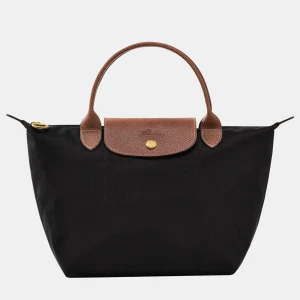 Svart väska från Longchamp - Säljer den här väskan från longchamp då jag inte använder den längre. Bilderna är från longchamps hemsida, men om du är intresserad kan jag skicka egna bilder på den. Den är använd men inte sönder på nåt sätt. 💞‼️ÄR INTE HEMMA JUST NU MEN DU KAN RESERVERA‼️