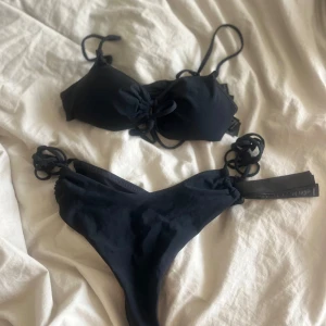 Svart bikini sett från NAKD - Snygg svart bikini med knyt i sidorna på både överdel och underdel.🧚‍♂️