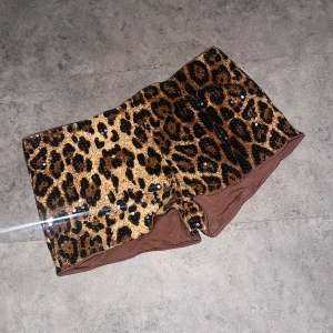 Leopardmönstrade paljettshorts - Snygga shorts med leopardmönster och glittriga paljetter över hela tyget. Storlek L men passar M