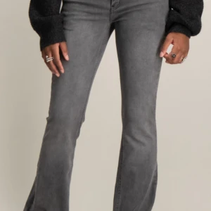 Grå bootcut jeans nypris 650 - Snygga grå jeans med bootcut-modell. Jeansen har klassisk femficksdesign och är tillverkade i mjukt denimtyg som sitter jätte skönt! Storlek 176 men sitter som xs/s/m finns juster bar knapp i midjan så den går att ändra. Nypris 650 kr