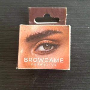 Browgame Instant Brow Lift Wax - Browgame Instant Brow Lift Wax är en transparent brynvax som ger dina bryn en snygg och lyft look. Hittade den i min sminklåda, aldrig använd eller öppnad (förutom kartongen) nypris 210 kr
