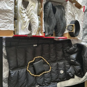 Paketpris! 2250 - 2 par skor, ett bälte, en väst och guldkedja för 2250kr.