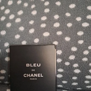 Bleu de Chanel Eau de Parfum - Säljer en Bleu de Chanel Eau de Parfum för herr. Flaskan är elegant och mörkblå med silverfärgad text och har en stilren, fyrkantig design. Kommer med originalkartong i matchande färg. En klassisk och lyxig doft från Chanel Paris.
