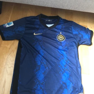 Inter Milan Lukaku matchtröja Nike - Inter Milan hemmatröja med Lukaku 9 på ryggen, skön passform och luftig, pris kan diskuteras ner. Frågor ? 