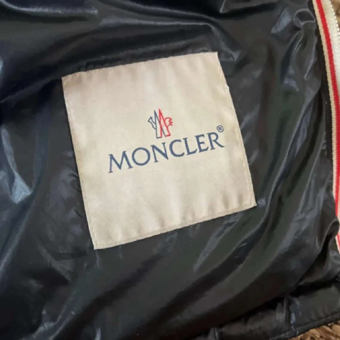 Svart Moncler dunjacka med röd/vit zip - 3