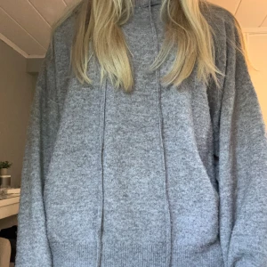 Brun stickad hoodie - Stickad hoodie från Lindex 