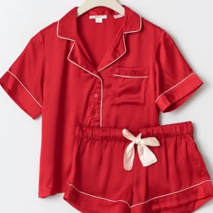 Rött pyjamaset silke från Gina Young💗 - Lite tecken på användning som fläckar men annars jättebra. Säljer då den är lite för stor. Fläckar syns på bild 3. Köpt för 259kr