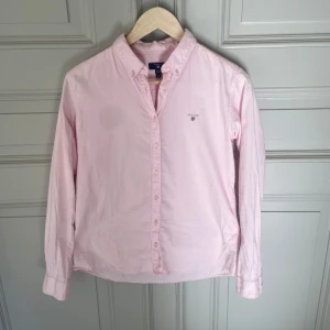 Gant skjorta - Säljer en ljusrosa Gant skjorta i fint skick storlek 170. Bara att höra av sig vid frågor eller funderingar!