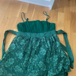 Söt topp  - Jätte söt grön topp från Paris Kate & i,säljer den då min byst är för stor för denna top,jätte fint skick❤️