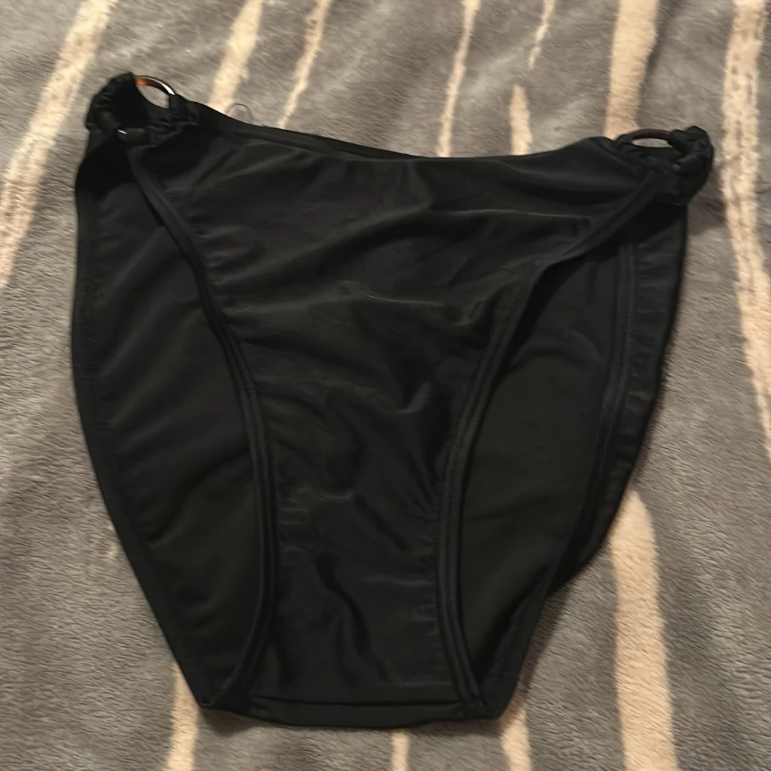 Svarta bikiniunderdelar med ringdetalj