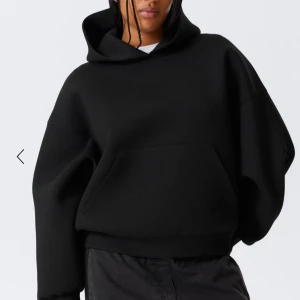 OVERSIZED SCUBA HOODIE - Svart oversized hoodie från weekday, väldigt bra kvalité och knappast använd💛köpt för 570 och säljer den för ett väldigt bra pris!! 