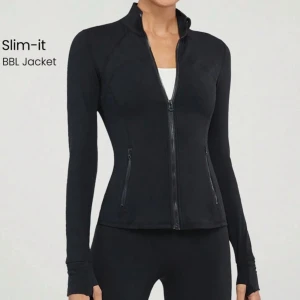 Slim-fit träningsjacka med dragkedja - Säljer min så fina tränings jacka från glowmode men väldigt lik den från lululemon. Jag säljer svarta i storlek S. Endast andvänd ca 2 gånger då den tyvärr är för liten för mig hör gärna av er vid frågor☺️