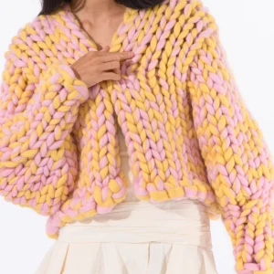Chunky kofta i rosa och gult - Superchunky kofta med grovstickat mönster i pastellrosa och gul. Oversized fit med långa ärmar och öppen framtill. Perfekt statement-plagg för dig som vill sticka ut och hålla dig varm under kyliga dagar.