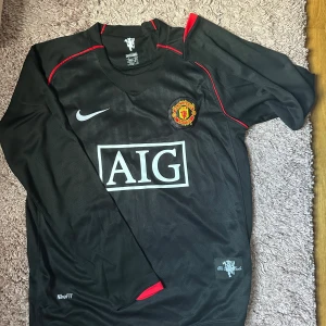 Manchester United Ronaldo 7 långärmad tröja - Säljer en svart långärmad Manchester United fotbollströja med Ronaldo 7 på ryggen. 