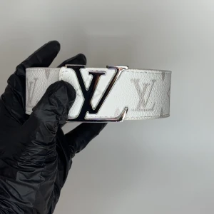 Vit bälte med monogram mönster - Helt ny finns fler modeller och färger i vår profil!