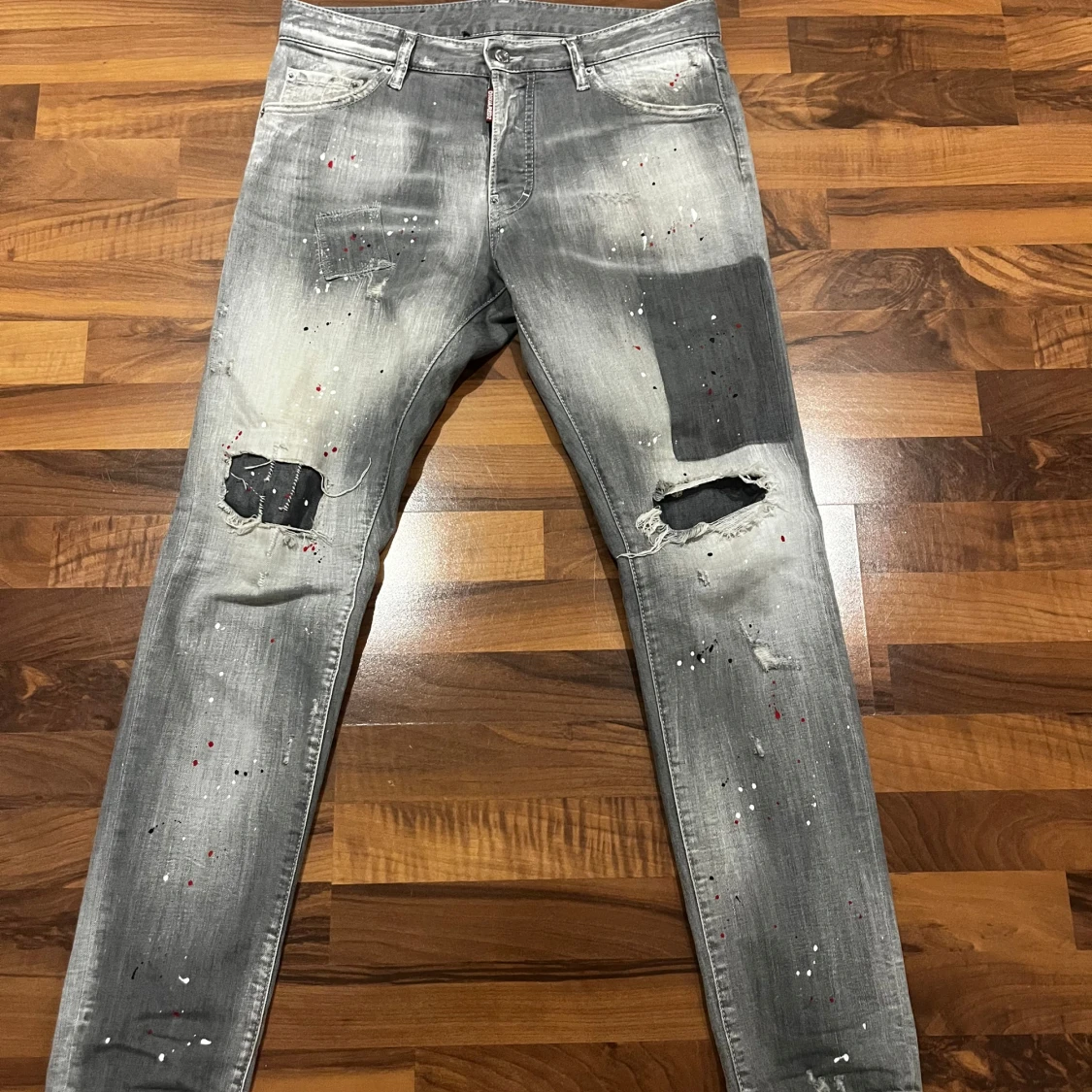 Grå Dsquared2 jeans med färgstänk