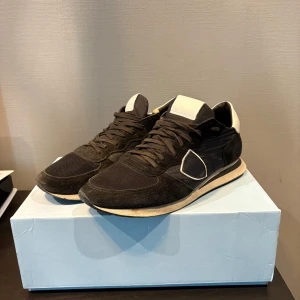 Svarta Philippe Model trainers - Philippe model trainers har använt ganska mycket. Hör av dig om frågor!! Pris är diskuterbart.