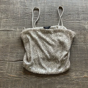 Glittrig silver paljettopp Lindex XS - Säljer en glittrig silverfärgad topp från Lindex i storlek XS. Säljer då den inte kommer till användning 🤍