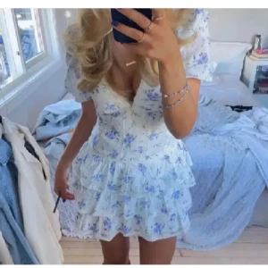 Vit blommig kortklänning med volanger - Säljer den super fina och populära klänningen från Zara.  Perfekt nu under sommaren💞