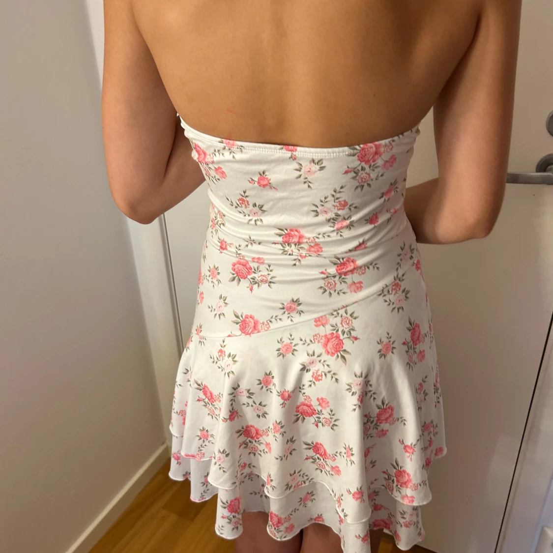 Vit blommig kortklänning med volang - 1