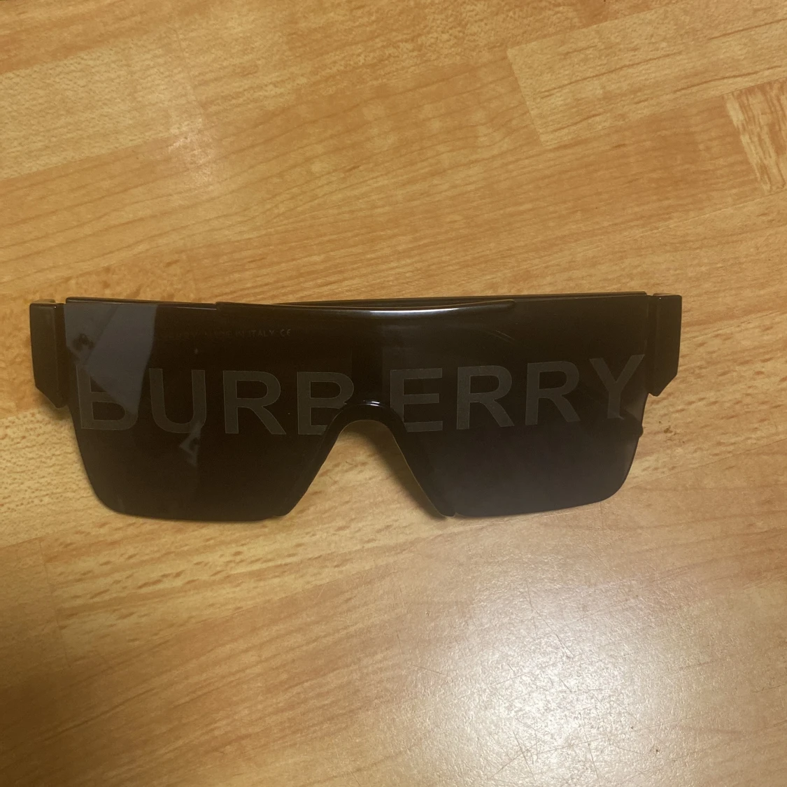 Burberry svarta solglasögon shield