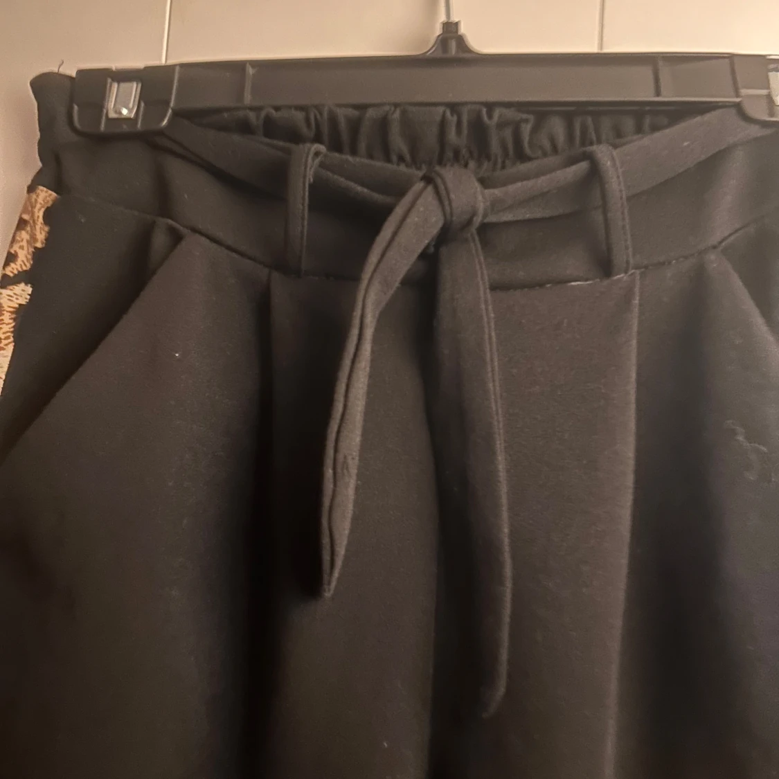 Svarta mjukisbyxor med leoparddetaljer - 2