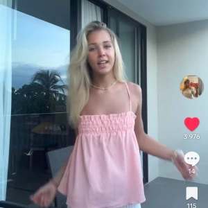 Ljusrosa ärmlös linnetopp med smock - Supersöt ljusrosa linnetopp med smala axelband och smockad överdel. Toppen är ärmlös och har en flowy, luftig passform Materialet är lätt och lite strukturerat, perfekt för varma dagar. Enkel att matcha med shorts eller kjol. Eftertraktad därav pris