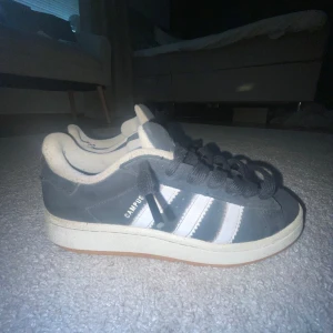 Adidas Campus sneakers svarta stl 38 - Snygga Adidas skor i färgen svart. Dom är i väldigt bra skick på dom även fast jag  har använt dom ganska mycket. Hör av er om pris och mer bilder💕