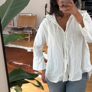 Vit oversized skjorta från Weekday, stl S - Skitsnygg behöver bara strykas!!! 😭 Skjortan är i bomull, har en avslappnad passform (oversized). Ärmarna är långa med lätt utsvängda manschetter.