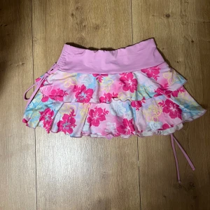 sommar kjol (Y2K/2000s) - aldrig använd. Den kan användas som vanlig kjol eller bad kjol!