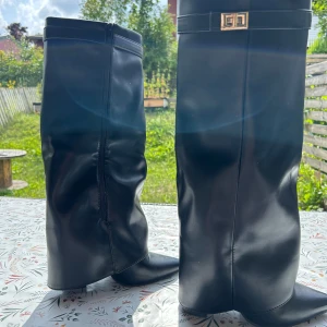 Svarta stövlar  - Skitnsygga svarta fold over boots, köpta på Lululia. Endast använt dom en gång så dem är i väldigt bra skick! Klacken är 10 cm, men förvånansvärt väldigt sköna att gå i! Mått Omkrets i skaftet: ca. 42,5 cm. Skaftets höjd: ca. 45,5 cm. Nypris är 600kr