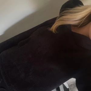 Svart teddyhoodie i mysigt material - Svart mjuk hoodie ifrån Gina tricot i storlek XS!🤍