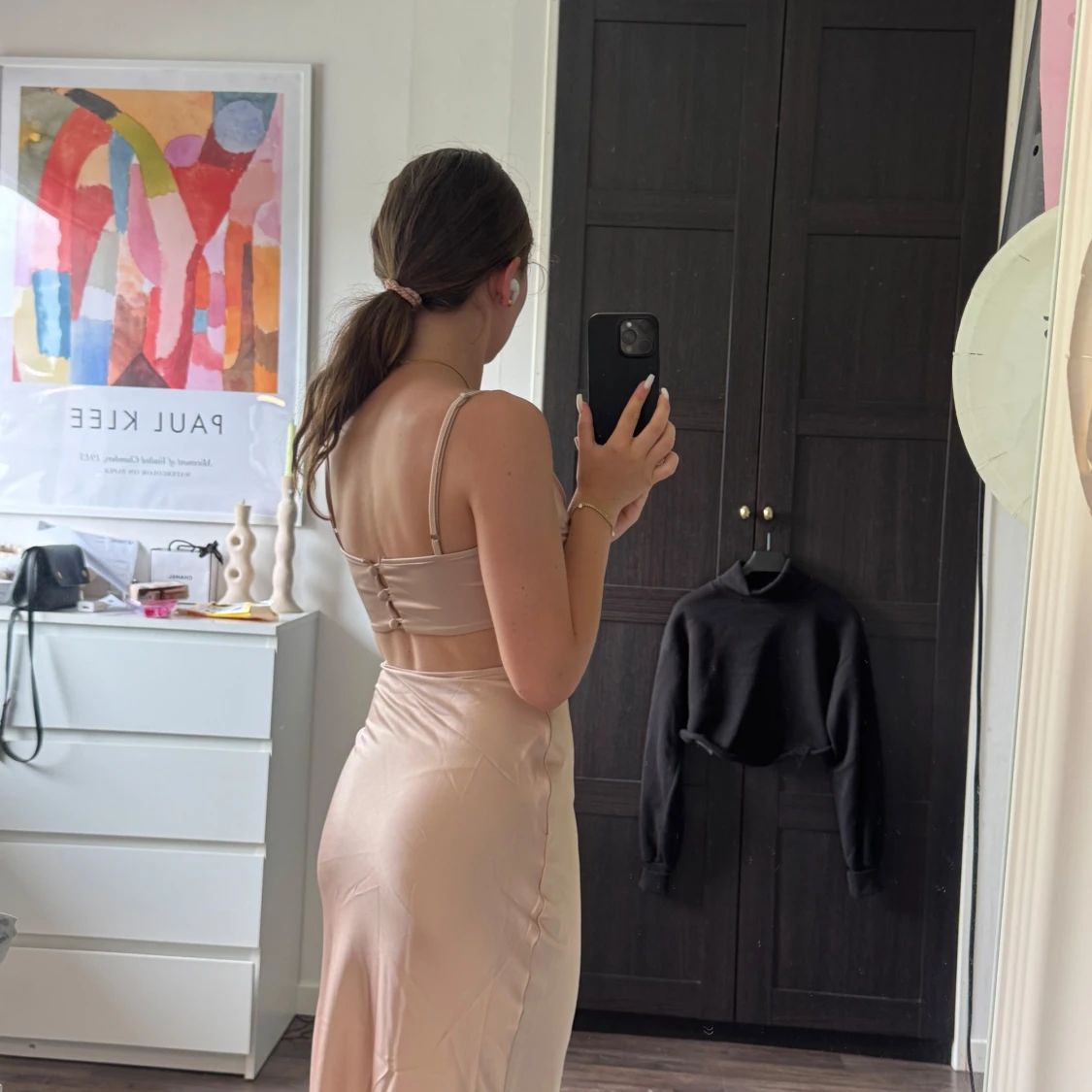 Champagnefärgad långklänning med cut-outs - 2