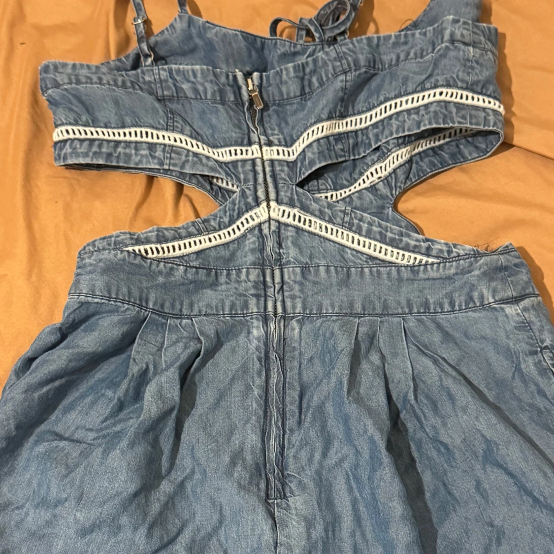 Blå jeans jumpsuit med cut-outs från Bebe - 2