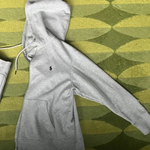 Polo Ralph lauren - Polo set i storlek S färgen grå. Nyskick, inte använd så mycket på grund av att den är lite stor. Vid frågor kontakta mig gärna via dm 