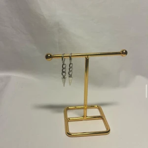 Silvriga örhängen med kedja och spike - Coola silvriga örhängen med kedjedetalj och spetsig spike längst ner. Perfekta för dig som gillar edgy och minimalistisk stil. Passar både till streetwear och mer stilrena outfits.