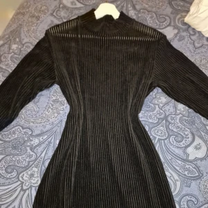 Svart manchesterklänning Weekday - Svart manchesterklänning från Weekday med lång ärm och hög krage. Snygg med sneakers och även höga boots till hösten 🍁