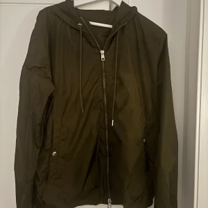Grön Moncler Windbreaker - Säljer min gröna Moncler Windbreaker! | Skick 7/10! | Storlek S/M | Passar dig alltifrån 175 och 190 cm | Osäker på äktheten därav priset! | Köpte den på Plick om man undrar! | 