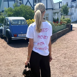T-shirt med tryck  - Hej! Min kompis säljer T-shirt med handmålat tryck! Från B.a.n.g.design på Instagram! Need money for chanel- need money for Birkin- need money for Porsche. Men du kan även välja ett handmålat citat! Du kan beställa på hennes Instagram eller här på min plick💕 storlek väljer du själv! (Finns även för killar) 