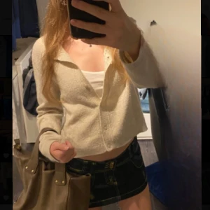 Ultra lowwaist jeanskjol - Super snygg jeanskjol som är jätte lågmidjad😍🫶🏼Passar perfekt till vardaglig, eller lite mer festligt🌟Tyvärr passade den inte mig, köptes från Vinted. Måtten är: 38cm längd o höjd 17cm. Vid fler bilder, mer info osv hör gärna av dig💗💗Märket är Blue Blue. Köptes för 400kr:)