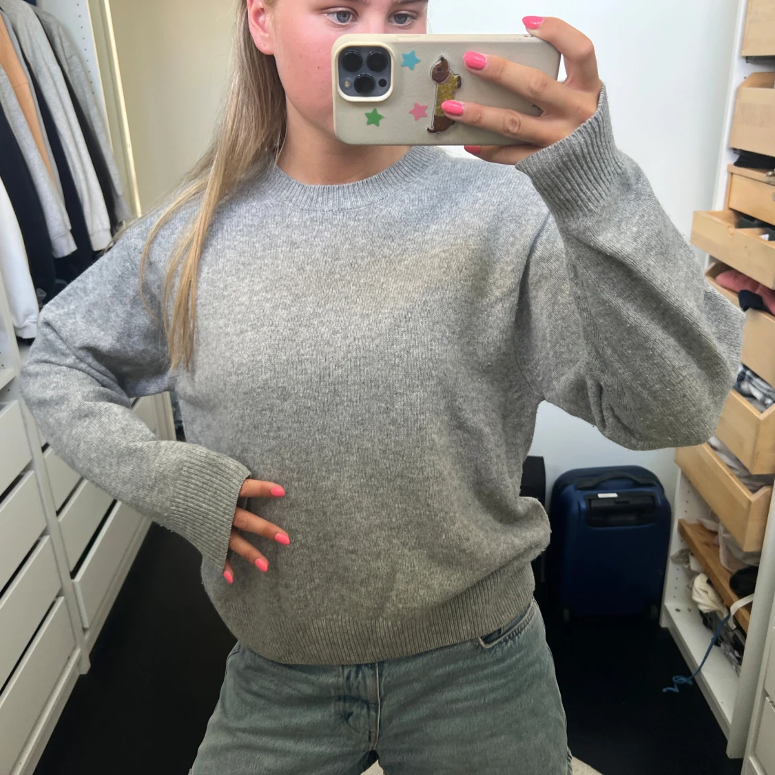 Grå stickad tröja i loose fit - 2